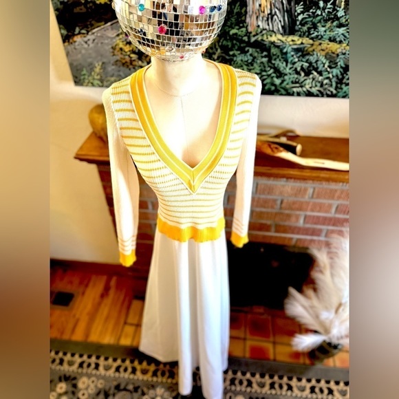 GIAMO KNITS V NECK YELLOW AND WHITE VINTAGE STRIPED SWEATER DRESS - Picture 4 of 9